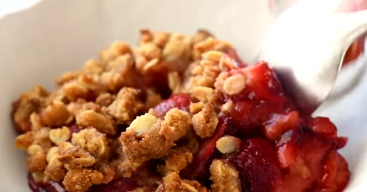 Savoring Summer Delight of the Perfect Strawberry Crumble Recipe