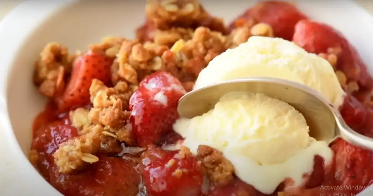 Savoring Summer Delight of the Perfect Strawberry Crumble Recipe